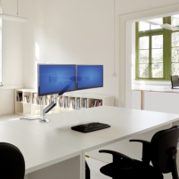 <h4>Vergroot de werkruimte met de DESQ flat screen monitorarmen.</h4>
<p>DESQ flat screen monitorarmen zijn een waardevolle ergonomische aanpassing voor monitors op alle werkplekken. Het gebruik van een monitorarm draagt bij aan een correcte werkhouding en creëert extra waardevolle ruimte op het bureau.</p>
<p>Deze dubbele monitorarm stelt de gebruiker in staat het beeldscherm in portret of landschap stand te zetten en hebben geïntegreerde kabelgeleiders voor een geordend bureau.</p>
<p><br /><strong style="color: #61993b;">✓ </strong></p>
<ul style="list-style-type: none;">
<ul style="list-style-type: none;">2 onafhankelijk instelbare armen</ul>
</ul>
<p><br /><strong style="color: #61993b;">✓ </strong></p>
<ul style="list-style-type: none;">
<ul style="list-style-type: none;">Arm met gasveer met één vinger te verstellen</ul>
</ul>
<p><br /><strong style="color: #61993b;">✓ </strong></p>
<ul style="list-style-type: none;">
<ul style="list-style-type: none;">Weerstand van de veer in te stellen voor verschillende beeldscherm gewichten</ul>
</ul>
<p><br /><strong style="color: #61993b;">✓ </strong></p>
<ul style="list-style-type: none;">
<ul style="list-style-type: none;">Inclusief tafelklembevestiging (tot 120 mm) en montageset bladdoorvoer</ul>
</ul>
<p><br /><strong style="color: #61993b;">✓ </strong></p>
<ul style="list-style-type: none;">
<ul style="list-style-type: none;">Speciaal ontwerp voor kabelmanagement</ul>
</ul>
<p><br /><strong style="color: #61993b;">✓ </strong></p>
<ul style="list-style-type: none;">
<ul style="list-style-type: none;">Met USB-aansluiting, waardoor eenvoudig bijvoorbeeld de telefoon of USB stick op de pc kan worden aangesloten</ul>
</ul>
<p><br /><strong style="color: #61993b;">✓ </strong></p>
<ul style="list-style-type: none;">
<ul style="list-style-type: none;">Voorzien van 3,5 mm jack voor microfoon en luidspreker. Ideaal voor het gebruik van een headset</ul>
</ul>
<p> </p>