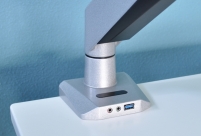<h4>Vergroot de werkruimte met de DESQ flat screen monitorarmen.</h4>
<p>DESQ flat screen monitorarmen zijn een waardevolle ergonomische aanpassing voor monitors op alle werkplekken. Het gebruik van een monitorarm draagt bij aan een correcte werkhouding en creëert extra waardevolle ruimte op het bureau.</p>
<p>Deze dubbele monitorarm stelt de gebruiker in staat het beeldscherm in portret of landschap stand te zetten en hebben geïntegreerde kabelgeleiders voor een geordend bureau.</p>
<p><br /><strong style="color: #61993b;">✓ </strong></p>
<ul style="list-style-type: none;">
<ul style="list-style-type: none;">2 onafhankelijk instelbare armen</ul>
</ul>
<p><br /><strong style="color: #61993b;">✓ </strong></p>
<ul style="list-style-type: none;">
<ul style="list-style-type: none;">Arm met gasveer met één vinger te verstellen</ul>
</ul>
<p><br /><strong style="color: #61993b;">✓ </strong></p>
<ul style="list-style-type: none;">
<ul style="list-style-type: none;">Weerstand van de veer in te stellen voor verschillende beeldscherm gewichten</ul>
</ul>
<p><br /><strong style="color: #61993b;">✓ </strong></p>
<ul style="list-style-type: none;">
<ul style="list-style-type: none;">Inclusief tafelklembevestiging (tot 120 mm) en montageset bladdoorvoer</ul>
</ul>
<p><br /><strong style="color: #61993b;">✓ </strong></p>
<ul style="list-style-type: none;">
<ul style="list-style-type: none;">Speciaal ontwerp voor kabelmanagement</ul>
</ul>
<p><br /><strong style="color: #61993b;">✓ </strong></p>
<ul style="list-style-type: none;">
<ul style="list-style-type: none;">Met USB-aansluiting, waardoor eenvoudig bijvoorbeeld de telefoon of USB stick op de pc kan worden aangesloten</ul>
</ul>
<p><br /><strong style="color: #61993b;">✓ </strong></p>
<ul style="list-style-type: none;">
<ul style="list-style-type: none;">Voorzien van 3,5 mm jack voor microfoon en luidspreker. Ideaal voor het gebruik van een headset</ul>
</ul>
<p> </p>
