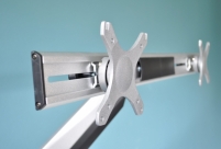 <h4>Vergroot de werkruimte met de DESQ flat screen monitorarmen.</h4>
<p>DESQ flat screen monitorarmen zijn een waardevolle ergonomische aanpassing voor monitors op alle werkplekken. Het gebruik van een monitorarm draagt bij aan een correcte werkhouding en creëert extra waardevolle ruimte op het bureau.</p>
<p>Deze dubbele monitorarm stelt de gebruiker in staat het beeldscherm in portret of landschap stand te zetten en hebben geïntegreerde kabelgeleiders voor een geordend bureau.</p>
<p><br /><strong style="color: #61993b;">✓ </strong></p>
<ul style="list-style-type: none;">
<ul style="list-style-type: none;">2 onafhankelijk instelbare armen</ul>
</ul>
<p><br /><strong style="color: #61993b;">✓ </strong></p>
<ul style="list-style-type: none;">
<ul style="list-style-type: none;">Arm met gasveer met één vinger te verstellen</ul>
</ul>
<p><br /><strong style="color: #61993b;">✓ </strong></p>
<ul style="list-style-type: none;">
<ul style="list-style-type: none;">Weerstand van de veer in te stellen voor verschillende beeldscherm gewichten</ul>
</ul>
<p><br /><strong style="color: #61993b;">✓ </strong></p>
<ul style="list-style-type: none;">
<ul style="list-style-type: none;">Inclusief tafelklembevestiging (tot 120 mm) en montageset bladdoorvoer</ul>
</ul>
<p><br /><strong style="color: #61993b;">✓ </strong></p>
<ul style="list-style-type: none;">
<ul style="list-style-type: none;">Speciaal ontwerp voor kabelmanagement</ul>
</ul>
<p><br /><strong style="color: #61993b;">✓ </strong></p>
<ul style="list-style-type: none;">
<ul style="list-style-type: none;">Met USB-aansluiting, waardoor eenvoudig bijvoorbeeld de telefoon of USB stick op de pc kan worden aangesloten</ul>
</ul>
<p><br /><strong style="color: #61993b;">✓ </strong></p>
<ul style="list-style-type: none;">
<ul style="list-style-type: none;">Voorzien van 3,5 mm jack voor microfoon en luidspreker. Ideaal voor het gebruik van een headset</ul>
</ul>
<p> </p>