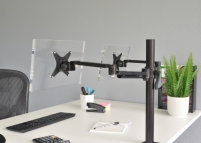 <h4>Vergroot de werkruimte met deze praktische DESQ flat screen monitorarmen, die voor elk kantoor een mooie aanvulling zijn</h4>
<p>DESQ flat screen monitorarmen zijn een waardevolle ergonomische aanpassing voor monitors op alle werkplekken. Het gebruik van een monitorarm draagt bij aan een correcte werkhouding en creëert extra waardevolle ruimte op het bureau.<br />Deze dubbele monitorarm bijvoorbeeld is dun en kan hierdoor voor een deel over elkaar gedraaid worden, dit neemt minder ruimte in. Deze dubbele monitorarm stelt de gebruiker in staat het beeldscherm in portret of landschap stand te zetten en hebben geïntegreerde kabelgeleiders voor een geordend bureau.</p>
<p><br /><strong style="color: #61993b;">âœ“ </strong>2 afzonderlijk instelbare armen</p>
<p><strong style="color: #61993b;">âœ“ </strong>Met quick release</p>
<p><strong style="color: #61993b;">âœ“ </strong>Inclusief tafelklembevestiging (tot 35 mm)</p>
<p><strong style="color: #61993b;">âœ“ </strong>Speciaal ontwerp voor kabelmanagement</p>
<p> </p>